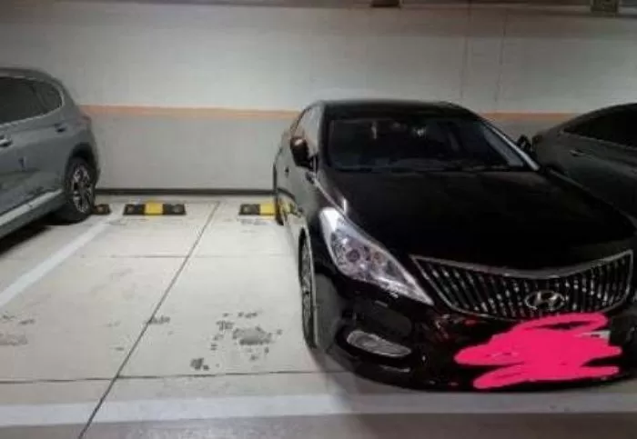 “어차피 좁아서 3대 못대”...아파트 주차장에 ‘무개념 주차’ 차주가 보낸 적반하장 문자