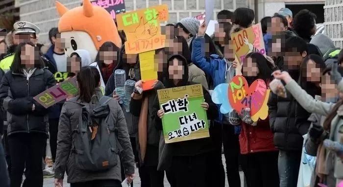 “자리 잘 썼어요”...수능 보고 책상 주인에게 초콜릿·메모 선물 남기고 간 수험생
