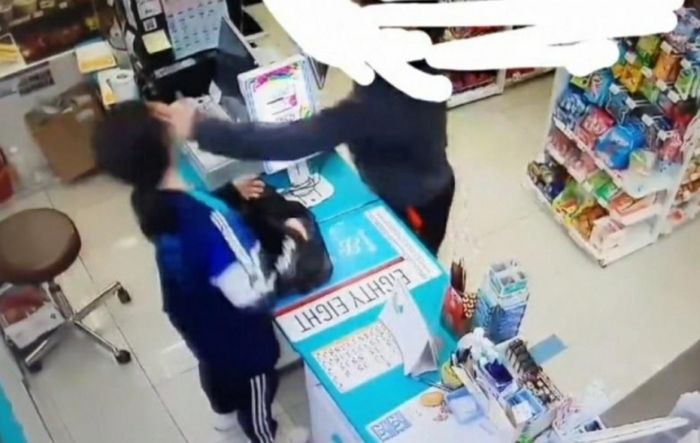 손님한테 뺨 맞은 편의점 알바생 측 “점장이 일 크게 만든다며 ‘해고’하겠단 식으로 얘기했다”
