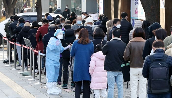 어제(22일) 하루 국내 코로나19 확진자 2천 699명 발생...위중증 환자 역대 최다