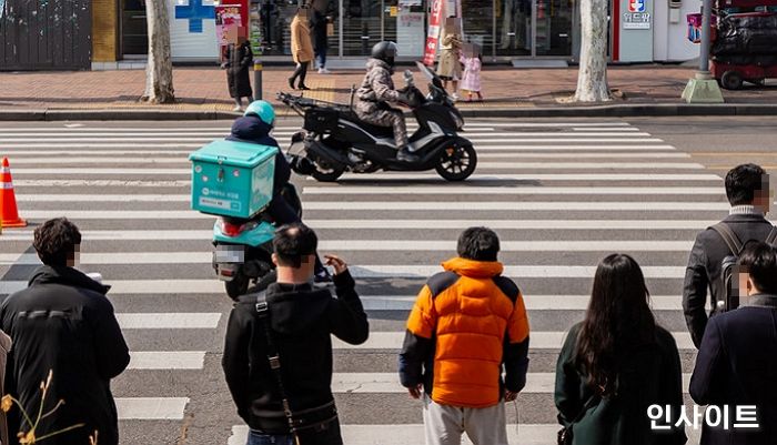 돈 더 벌기 위해 단건배달 어기고 ‘배민+쿠팡’ 양다리 뛰다가 짤리게 생긴 라이더들