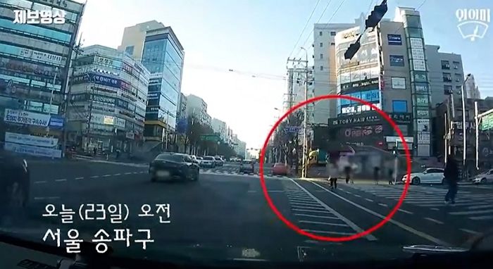 서울 도로 한복판서 “아무도 못 가!” 외치며 출근길 차량 가로막은 빌런녀 (영상)