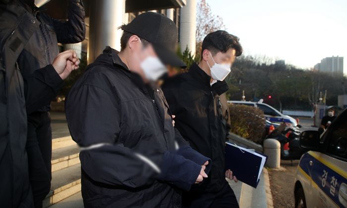검찰 송치 전 포착된 20대 여친 살해 후 아파트서 내던진 30대 남성