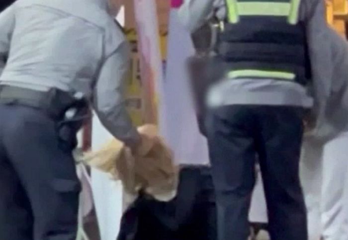 “부산 경찰이 술주정 부리는 만취 여성의 머리끄덩이를 잡고 흔들고 있었습니다” (영상)