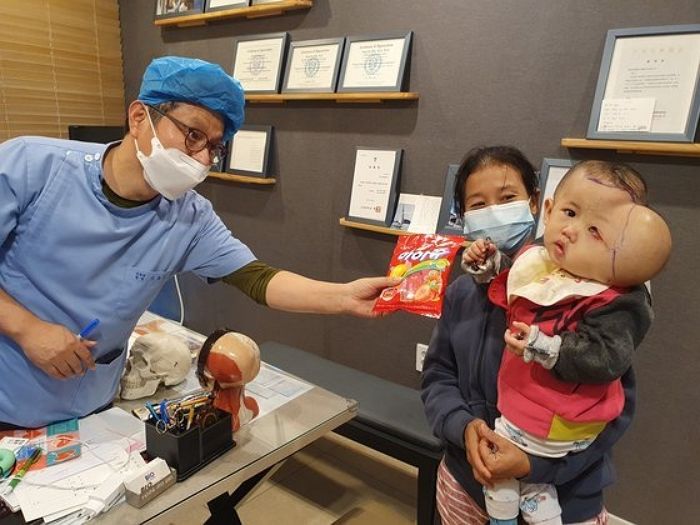 얼굴 혹 부풀어 ‘하트 머리’ 된 18개월 미얀마 아기 살려낸 한국의 의사선생님