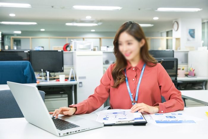 “새로 다니기 시작한 회사의 여상사가 자꾸 ‘젖소’라고 놀려서 짜증납니다”