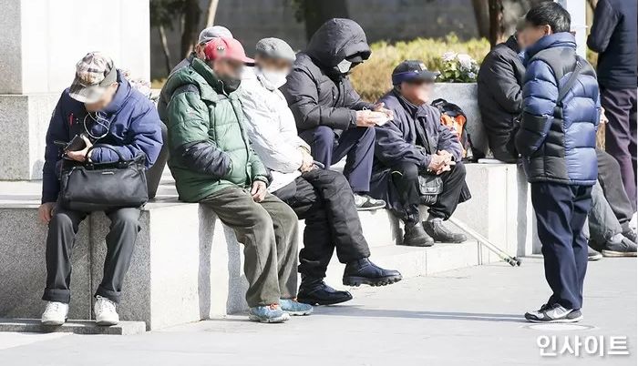 “할아버지·할머니들에게 월 100만원씩 노령 수당 드리자”는 민주당