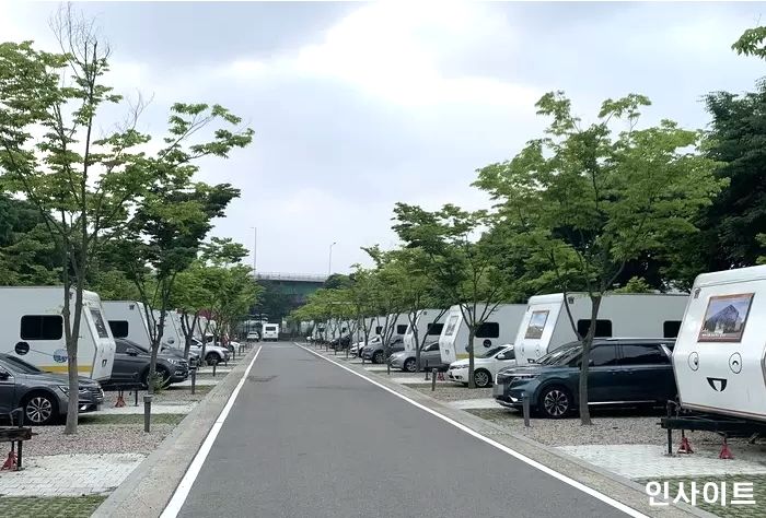 “40대 이상 아재들, 오지마요”...노키즈존 이어 등장한 ‘노중년존’