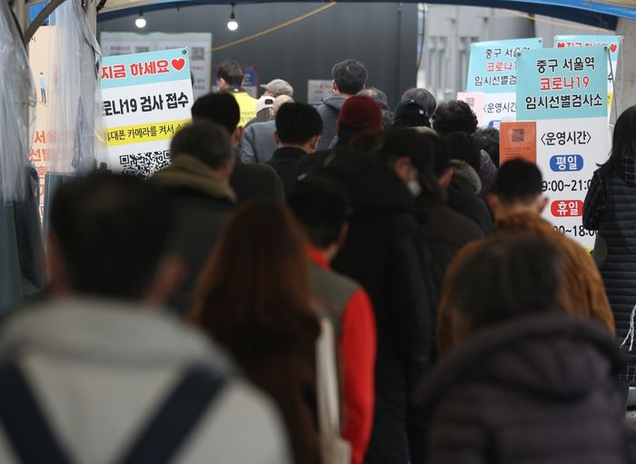 어제(27일) 하루 코로나19 확진자 3천 928명 발생...위중증·사망자 모두 ‘최다’