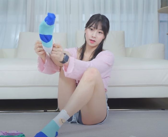 양말 신는 영상일 뿐인데 남성 팬들한테 인기 폭발한 여성 유튜버 (영상)