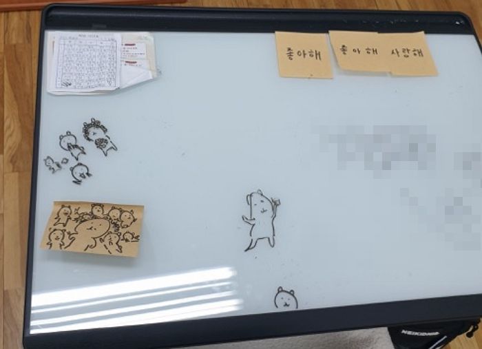 요즘 중·고등학생들이 학교서 사용한다는 ‘화이트보드’ 책상