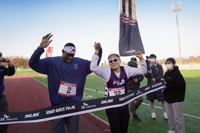 희귀병으로 고개 90도로 꺾였던 이봉주...투병 2년만에 1.2km 완주