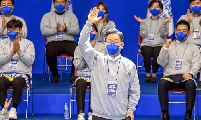 이재명, 광주 선대위 공동위원장으로 ‘18살 여고생’ 발탁