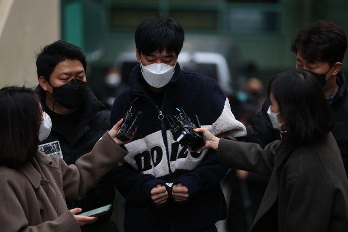‘신변보호 전 여친 스토킹 살해’ 김병찬, 포토라인서 얼굴 공개