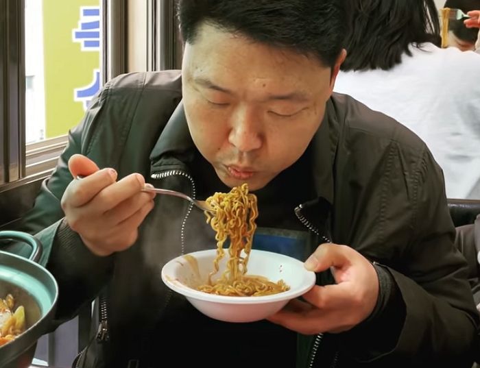 떡볶이 먹방 찍으며 자기관리 하다가 ‘V라인’ 뽐내 팬들한테 혼쭐난 싸이 (영상)