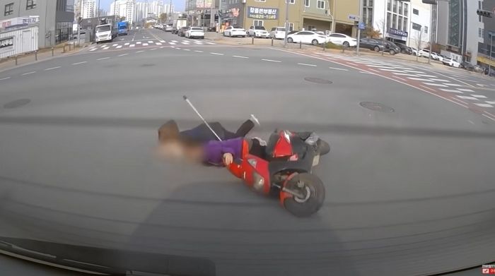 무면허로 역주행 해놓고 ‘대인접수’ 해달라 떼쓰는 ‘모녀’ 오토바이 운전자 (영상)