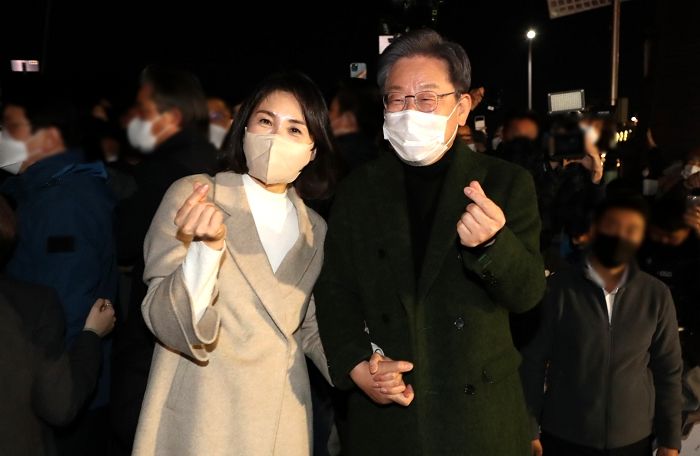 이재명이 쓴 페북 반성글을 본 아내 김혜경 “진심 느껴져 혼자 눈물 흘려”