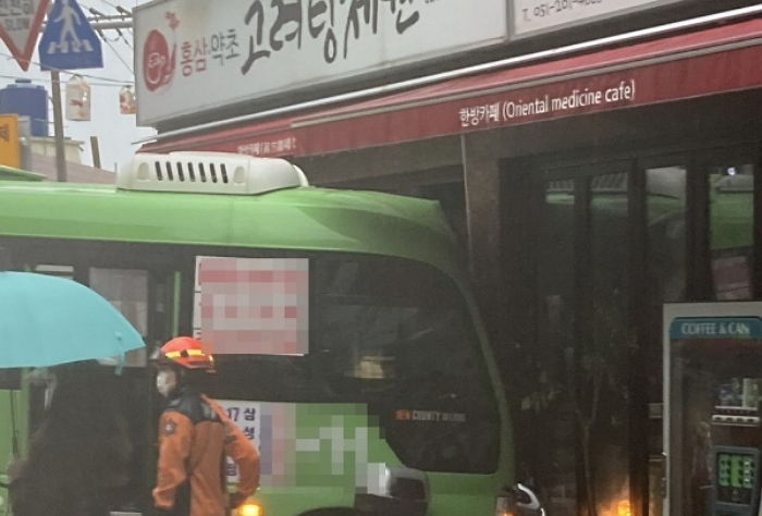 부산 한 마을버스 상가 건물 들이받아...부상 당한 승객 3명 병원 이송돼