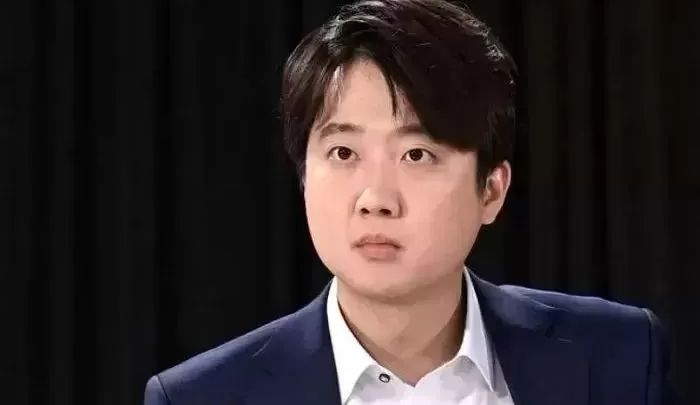 “이준석 대표, 당무 활동 당분간 중단한다”