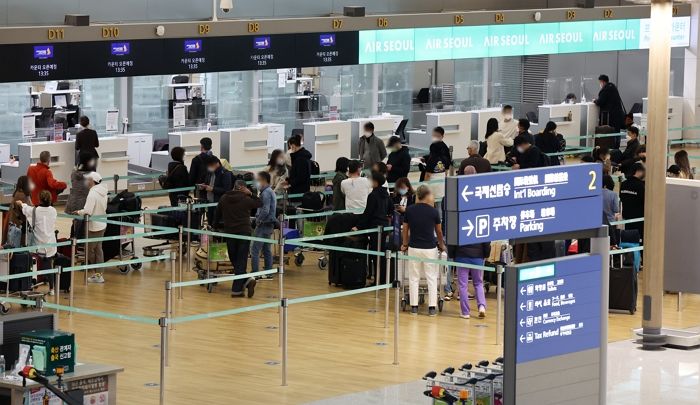 ‘오미크론’ 의심 부부와 같은 비행기 탄 45명, 국내 곳곳으로 흩어졌다