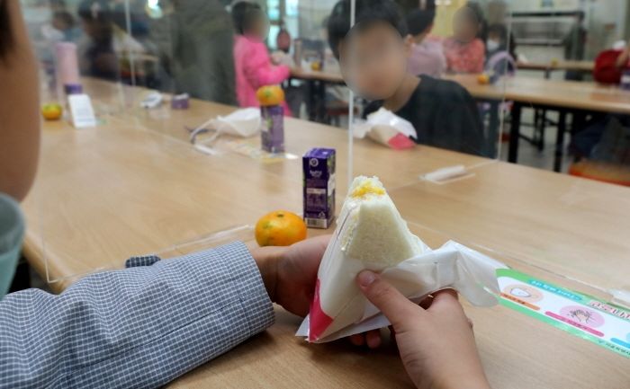 오늘(2일) 학교 급식 또 파업해 아이들 밥 못먹고 빵·도시락으로 때운다