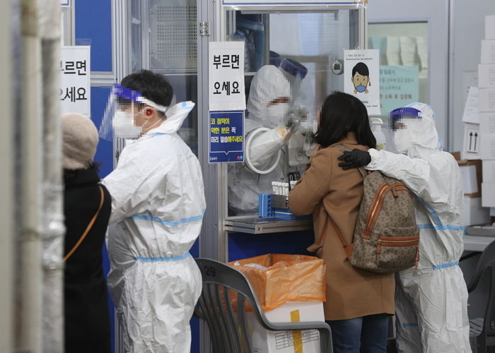 국내 오미크론 첫 확진자 목사 부부, 접촉자 늦게 말해 최소 80명 접촉했다