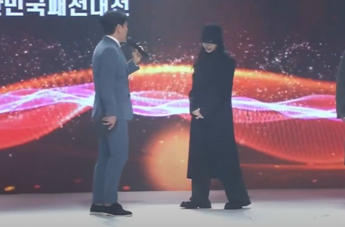 “걷는게 모델하고는 다르네”...런웨이 선 노제 무안 주며 시상식서 ‘춤 요구’한 MC (영상)