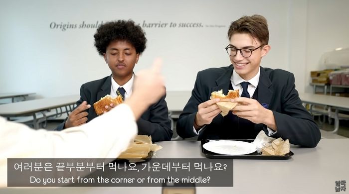 “모서리부터vs가운데부터 ”...사람마다 시작하는 곳 달라 불 붙은 ‘토스트 논쟁’ (영상)