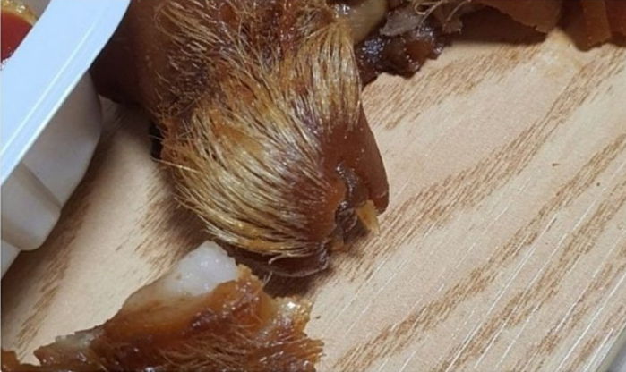 “배달시킨 족발에 풍성한 돼지 다리털이 그대로 붙어 있었습니다”