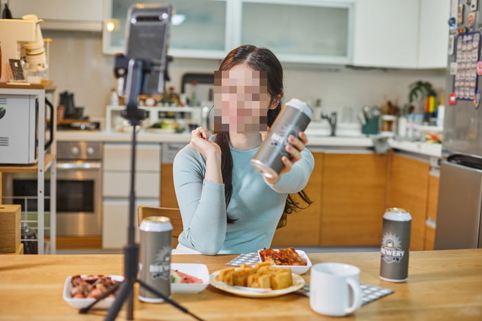 “유튜버 활동 처음 시작할 때 ‘정부 지원’ 필요해”...영세 유튜버들의 호소