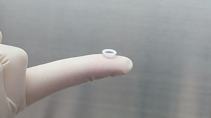 세계 최초로 각막 기증 없이도 시력 되찾게 해주는 ‘인공각막’ 개발한 국내 연구진