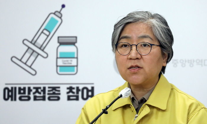 정은경 “이젠 추가접종 아니라 3차 접종...몇 번 맞아야 될지 모른다”