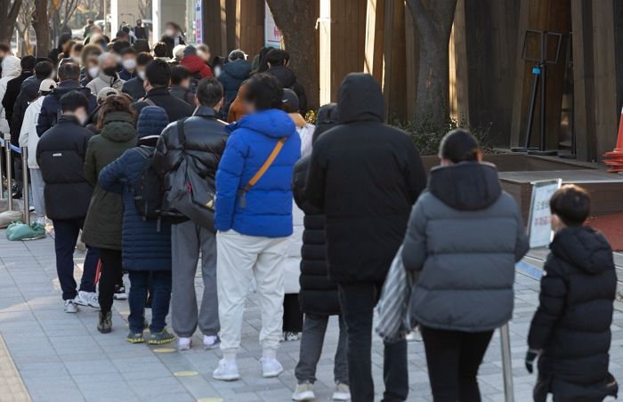 어제(2일) 국내 코로나19 확진자 4천 944명 발생...위중증 환자 736명