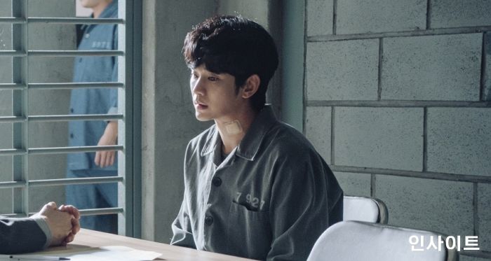 쿠팡플레이 시리즈 ‘어느 날’ 김수현-차승원, ‘교도소 첫 접견’ 현장 공개