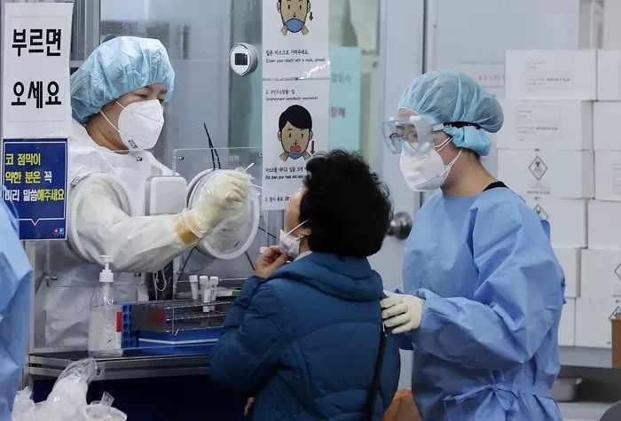 오미크론 확진자와 ‘같은 식당’서 밥 먹은 50대 여성 코로나19 확진