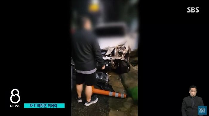 골목 박살낸 만취 차량 보고 달려와 유리창 깨고 키 빼앗은 용감한 시민 (영상)