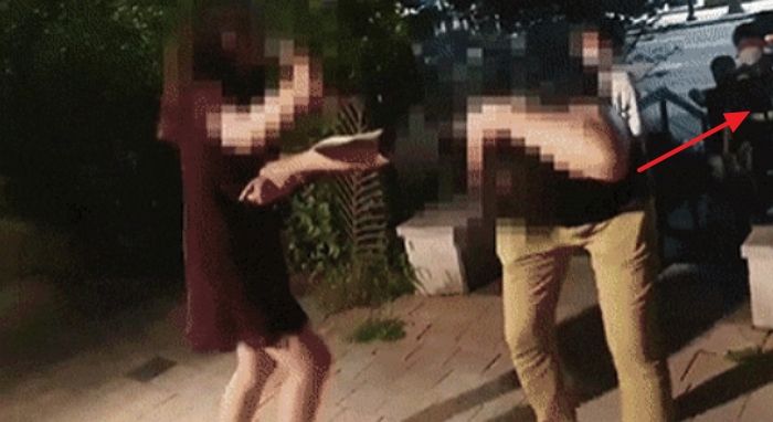 40대 가장이 만취녀한테 폭행당하는데 느긋하게 걸어오는 경찰 (영상)