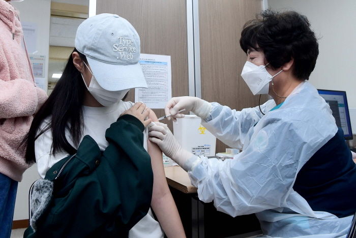 10대 학생들 백신 안 맞고 학원·독서실 가려면 이틀에 한 번씩 코로나 검사 받아야 된다