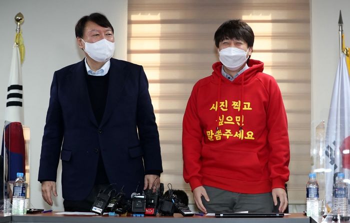 빨간 선거복 입은 이준석에 “나도 똑같이 입겠다” 웃으며 말한 윤석열