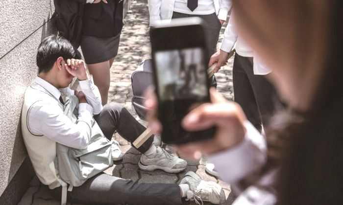 왕따시키는 학생 괴롭히다 못해 엄마 반찬가게 몰려가 ‘별점테러’까지 한 일진들