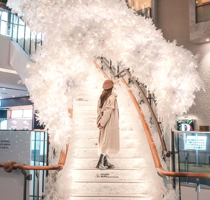 눈 쌓인 듯 영롱한 분위기로 인생샷 건질 수 있다는 ‘롯데월드몰’ 크리스마스 계단 (사진)