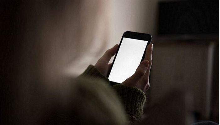 남친 잠든 사이 몰래 휴대폰 ‘카톡’ 훔쳐본 여성 벌금 100만원 선고