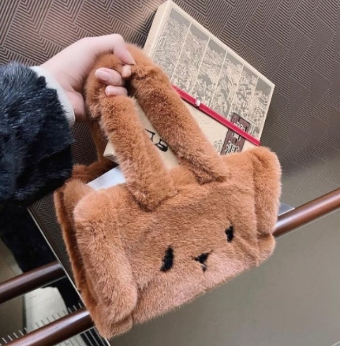 보들보들한 털 너무 귀여워 바로 품절대란 날 것 같은 스벅 신상 굿즈 ‘쿠키 가방’