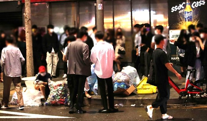 거리두기 강화 조치 전날에도 ‘인파’로 북적이는 서울 핫플레이스