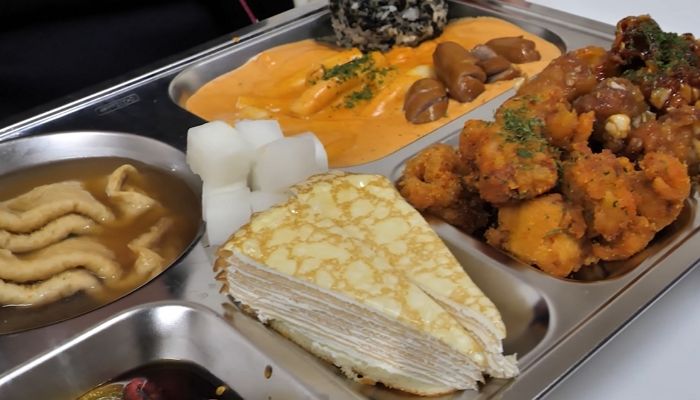 “3가지맛 치킨+로제떡볶이+크레이프 케이크”...레스토랑 뺨치는 청도고 ‘급식’ 퀄리티