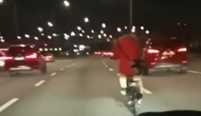 퇴근길에 자전거 타고 강변북로 한가운데 점령한 ‘빨간 패딩’ 빌런 (영상)