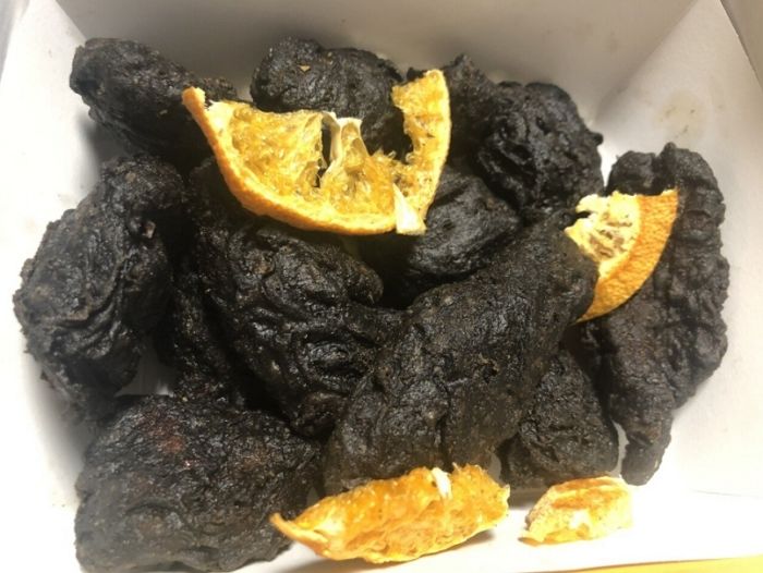 보기만 해도 식욕 뚝 떨어진다고 난리 난 비비큐 신상 ‘까먹물 치킨’