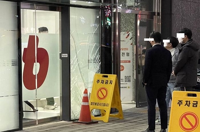 코인 폭락에 분노한 투자자가 빗썸  본사 유리창 깼다는 사진의 ‘진실’