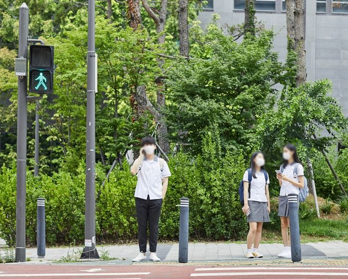 다음 달부터 횡단보도 초록불에 사람 있는데 우회전하면 ‘과태료+보험료’ 문다