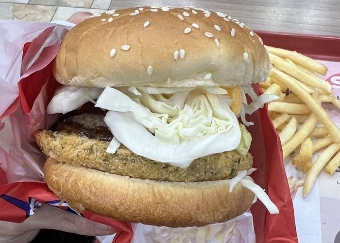 “롯데리아 버거 시켰는데 양상추 대신 ‘양배추’를 가득 넣어줬습니다”